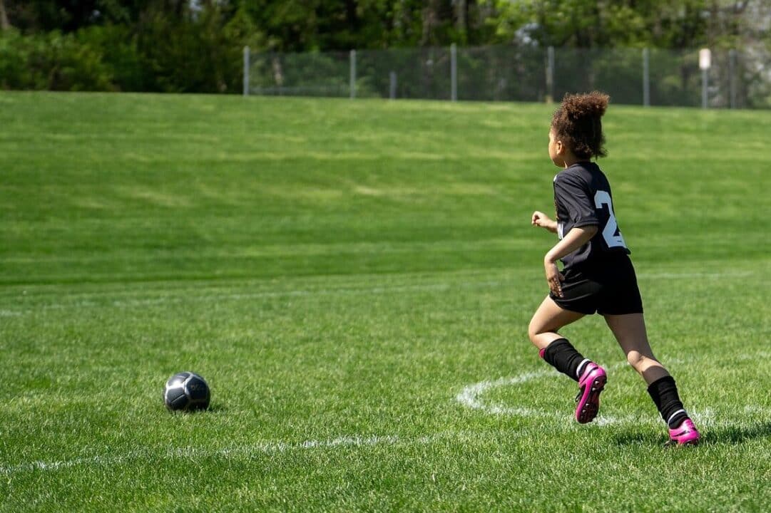 jugar futbol